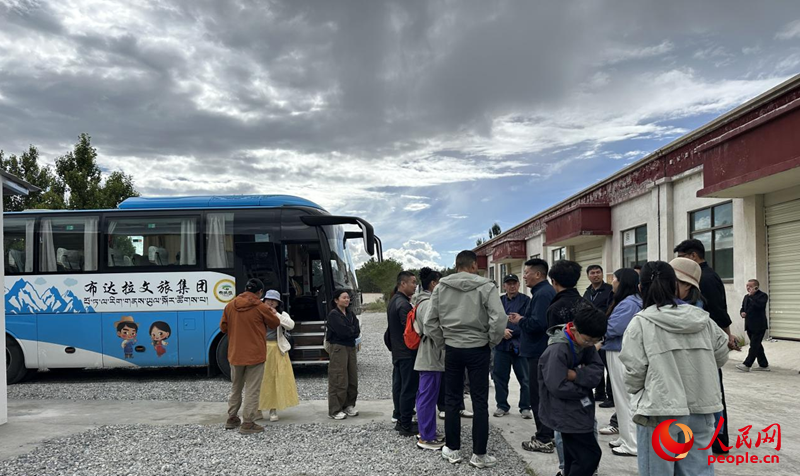 图为突击检查现场,导游弃团而逃。